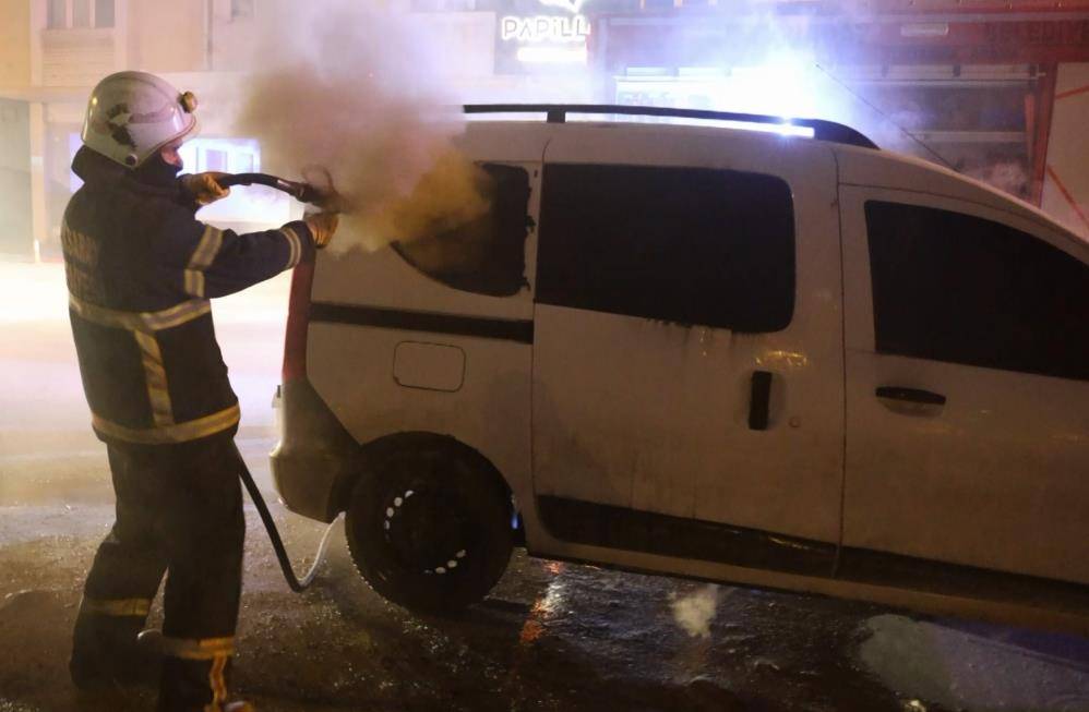 Araç yangınında itfaiye eri ve kameramanın ölümden döndüğü an 8